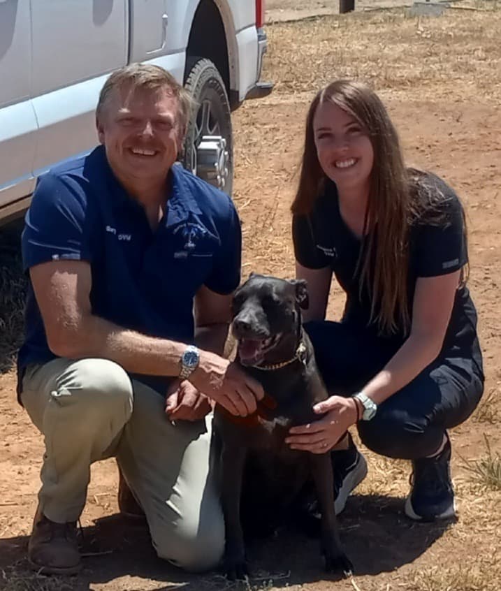 Two Darling Veterinary Clinic veterinarians with a dog